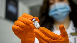 Bíró Krisztina szakgyógyszerész kezében egy újonnan érkezett Pfizer-BioNTech-vakcina a Debreceni Egyetem Klinikai Gyógyszertárában 2021. január 20-án.