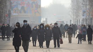 اناس يمشون في شوارع العاصمة الصينية بيكين وهم يرتدون الكمامات لمنع انتشار فيروس كورونا. 2021/01/23