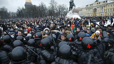 Cientos de personas desafían a la policía durante una protesta contra el encarcelamiento del líder de la oposición, Alexei Navalny, en San Petersburgo.