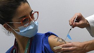 Barselona'da aşı olan bir hemşire