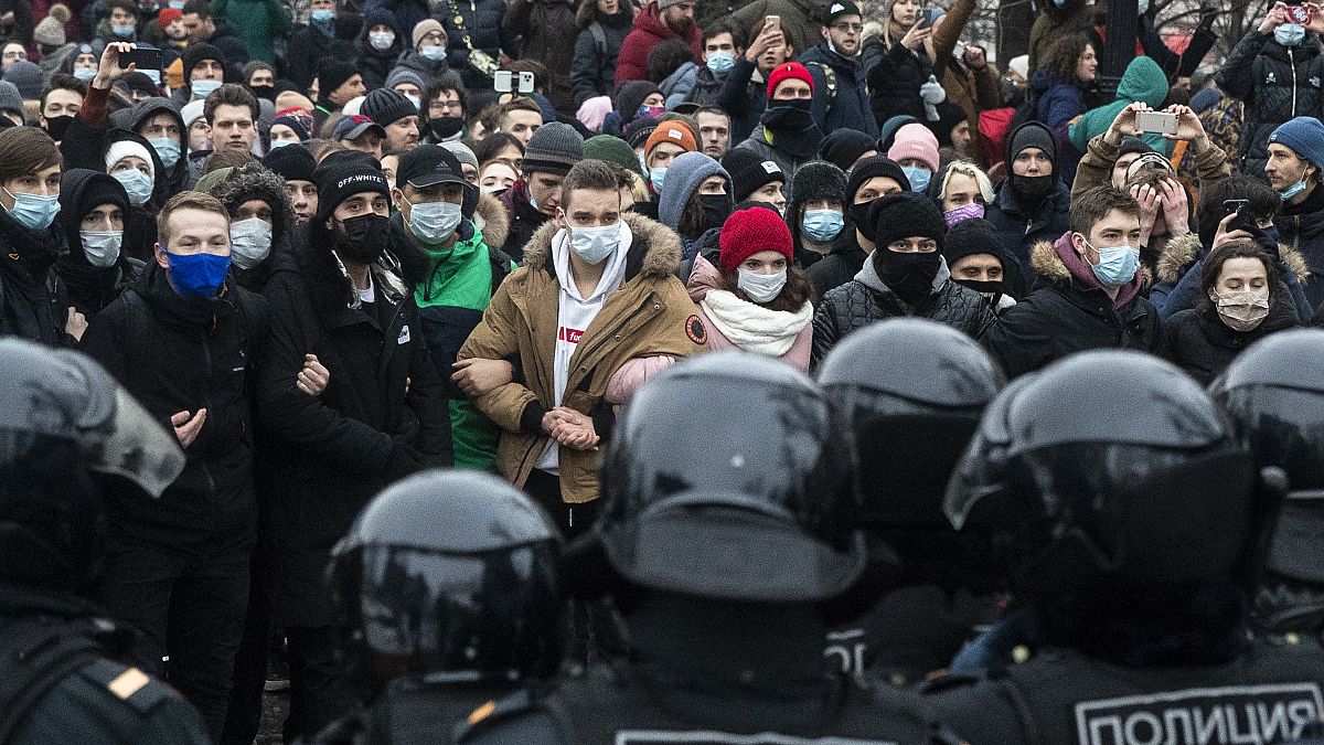 Un grupo de personas parado frente a la policía durante una protesta contra el encarcelamiento del líder de la oposición Alexéi Navalni en Moscú, Rusia, el 23 de enero de 2021