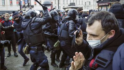 Polícias confrontam manifestantes no protesto pela libertação de Alexei Navalny em Moscovo