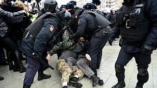 شاهد: الشرطة الروسية تعتقل العشرات من المحتجين الذين لبوا دعوة نافالني للتظاهر