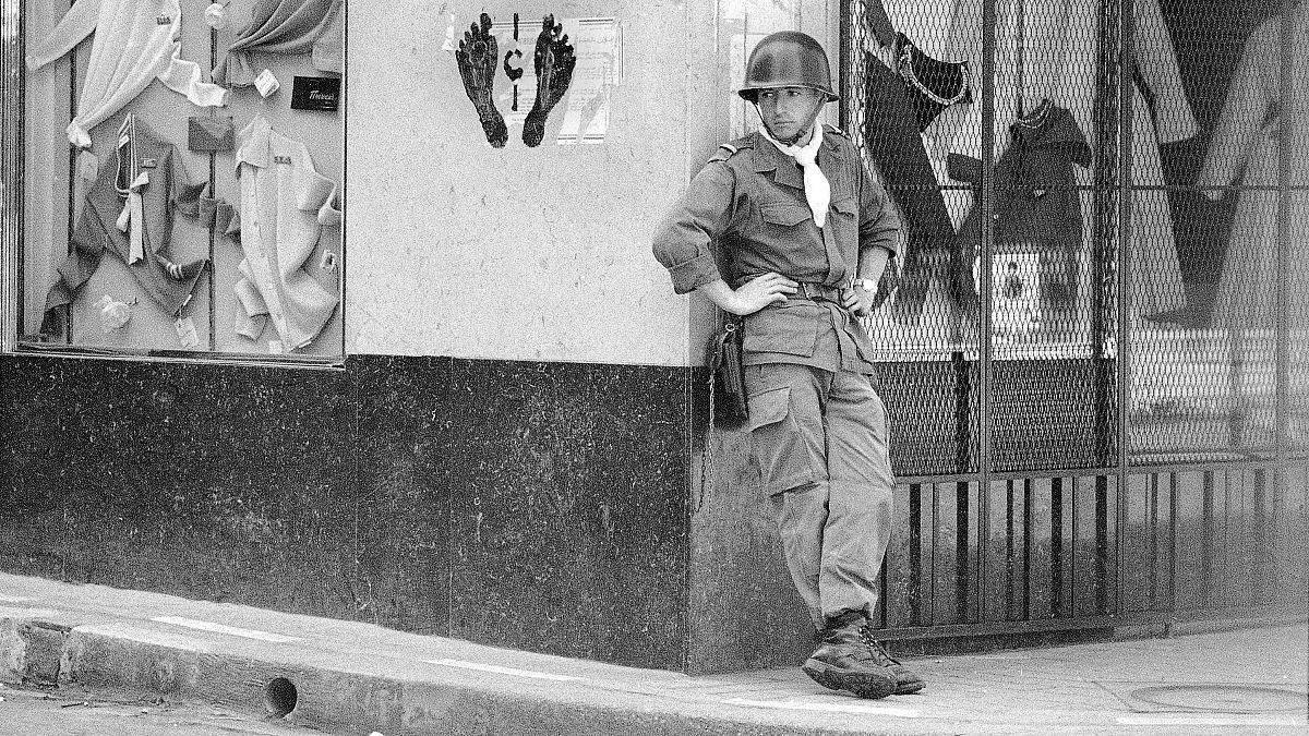 جندي فرنسي يقف حارسا في وهران، الجزائر ، 2 آيار / مايو 1962