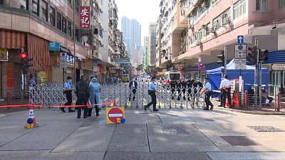 شاهد: هونغ كونغ تفرض حجراً على 10 آلاف شخص وتنشر 3000 عامل من القطاع الطبي في الشوارع