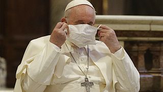 Ferenc pápa is maszkot vesz fel a Szent Péter-bazilikában
