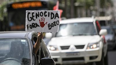 "Genozid. Bolsonaro raus" hieß es auf dem Schild eines Demonstrierenden in Rio de Janeiro