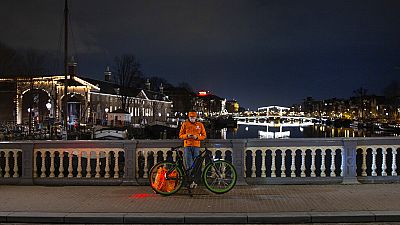 Un repartidor trabaja durante el toque de queda en Amsterdam