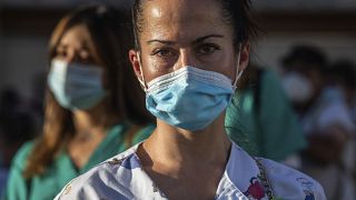 عاعملة في مجال الصحة تلتحق بمظاهرة تطالب بتحسين نظام الصحة العمومية في مدريد. 2020/06/2020