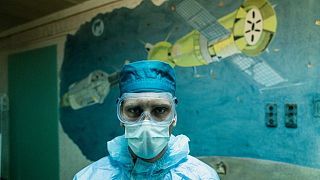 عضو فريق طبي يقف مستعدا لاستقبال مرضى بكوفيدـ19 غربي أكرانيا. 2021/01/04