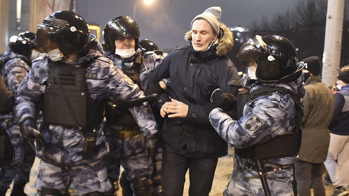 الشرطة تعتقل رجلا خلال مظاهرة ضد اعتقال زعيم المعارضة ألكسي نافالني في موسكو. 2021/01/23