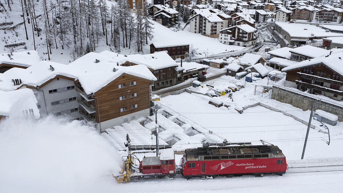 Hókotró és mozdony Zermattban 2018. január 10-én