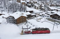 Hókotró és mozdony Zermattban 2018. január 10-én