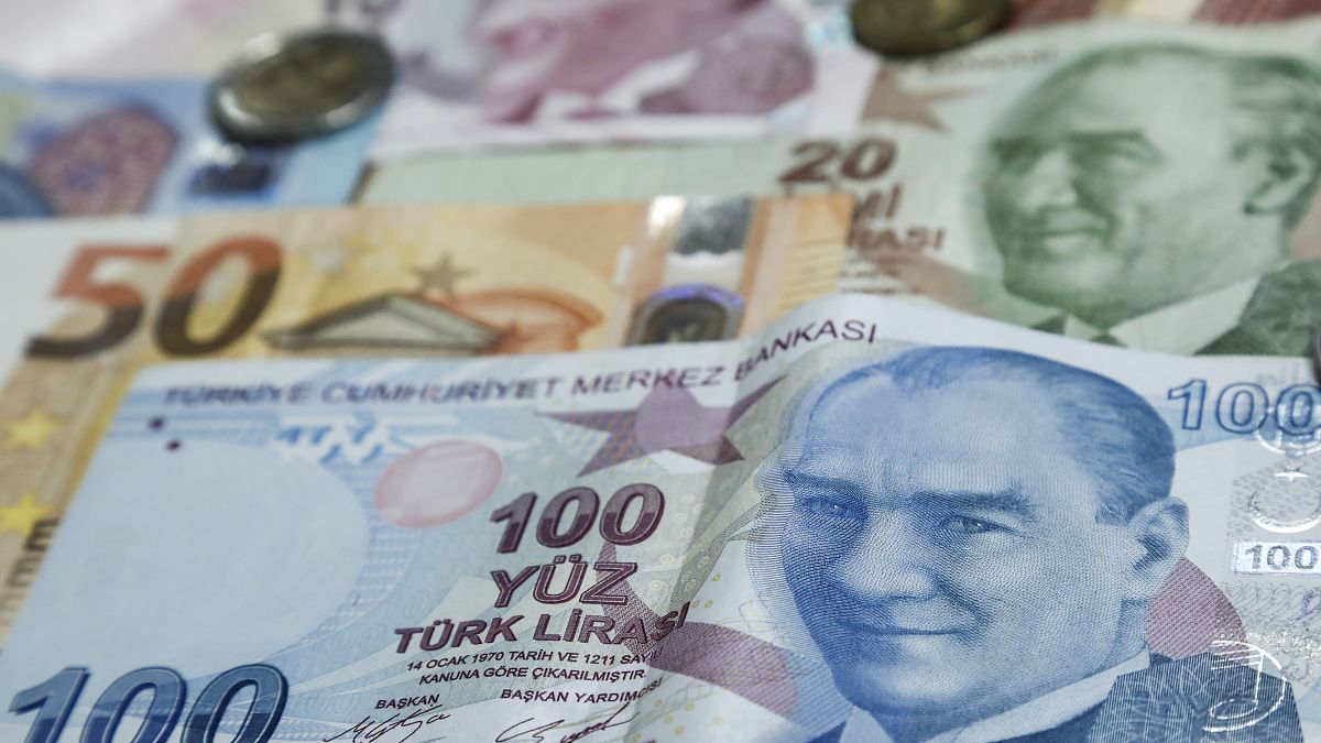 Çok uluslu yatırım bankası Goldman Sachs, Türk Lirası'nın değer kazanma trendinin rezervlerle sınırlanabileceğini duyurdu.