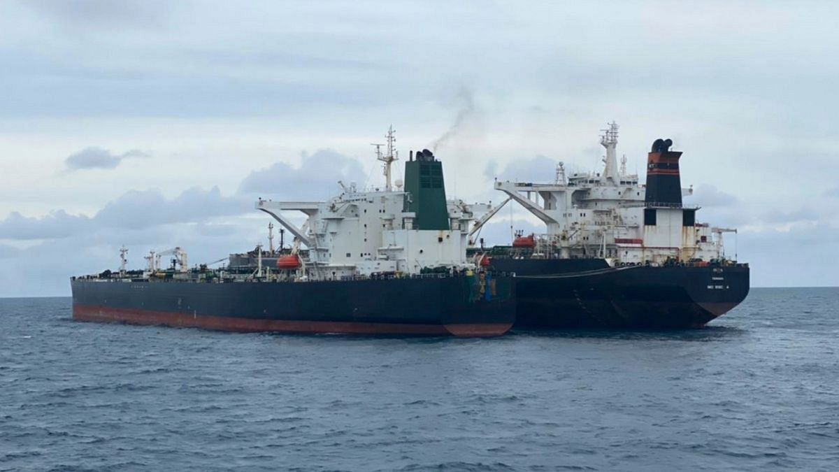 نفت‌کش تحت پرچم ایران(چپ) و نفت‌کش تحت پرچم پاناما که توسط اندونزی توقیف شدند