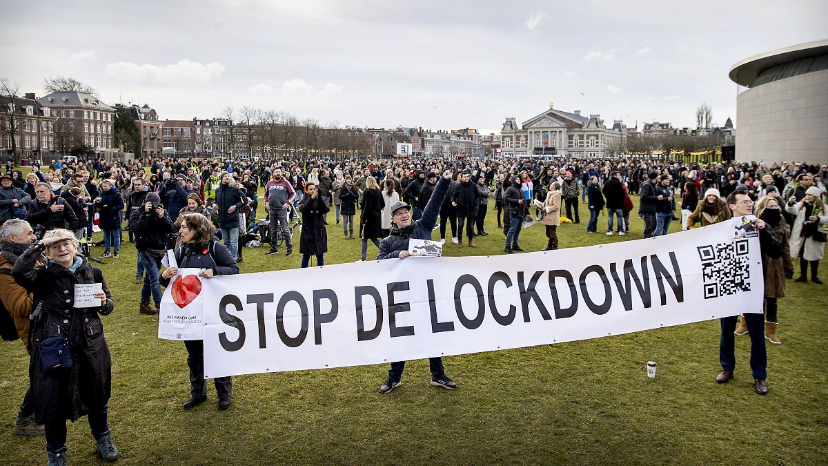 Ολλανδία: Διαδηλώσεις και συγκρούσεις για την απαγόρευση κυκλοφορίας