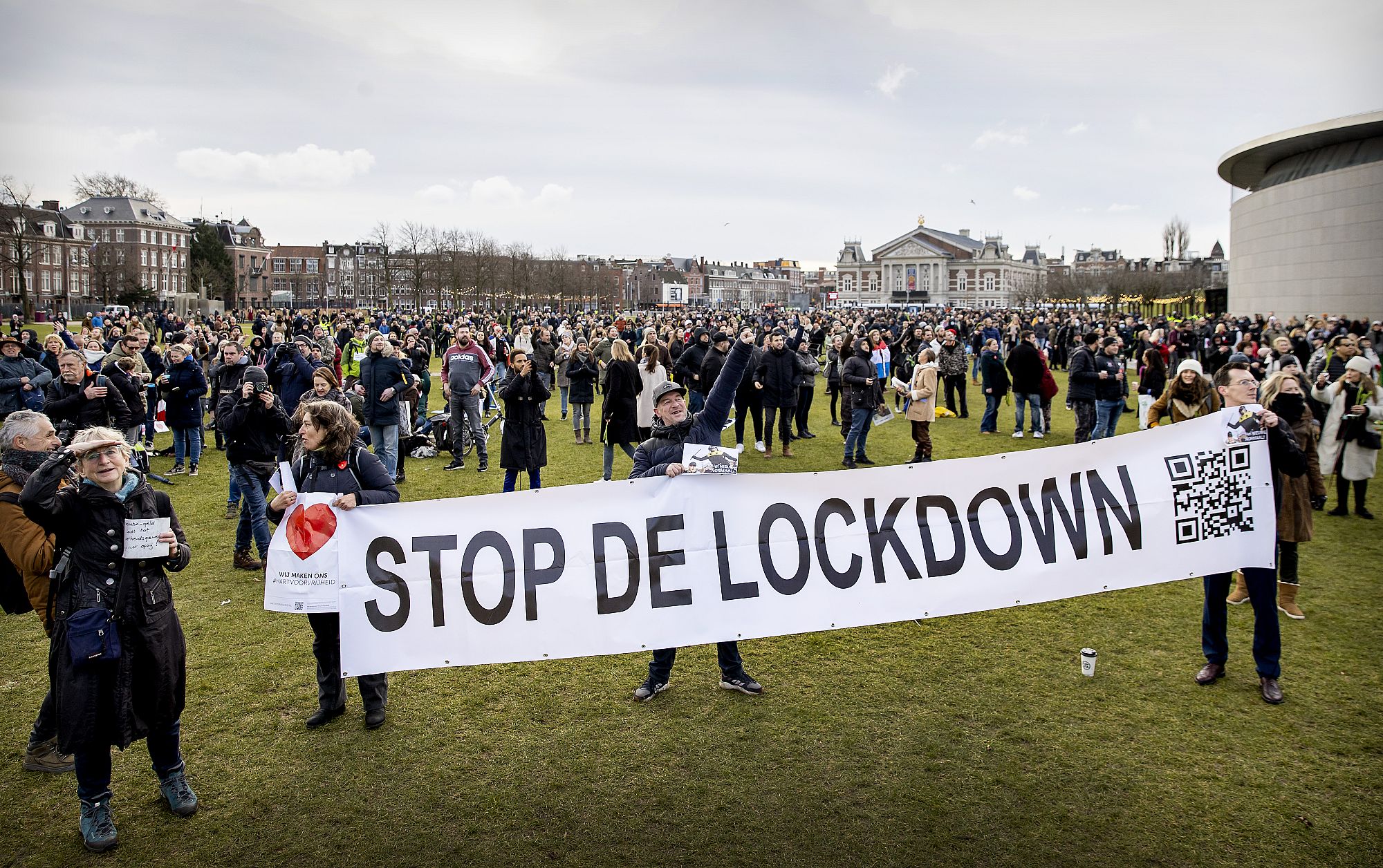 Protestas violentas en Países Bajos contra las restricciones por la  pandemia | Euronews