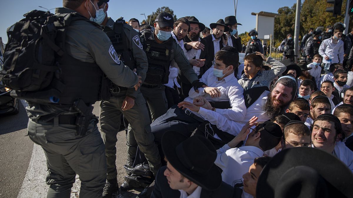 شاهد: دينيون متشددون يشتبكون مع الشرطة الإسرائيلية بعد مخالفة إجراءات كوفيد-19