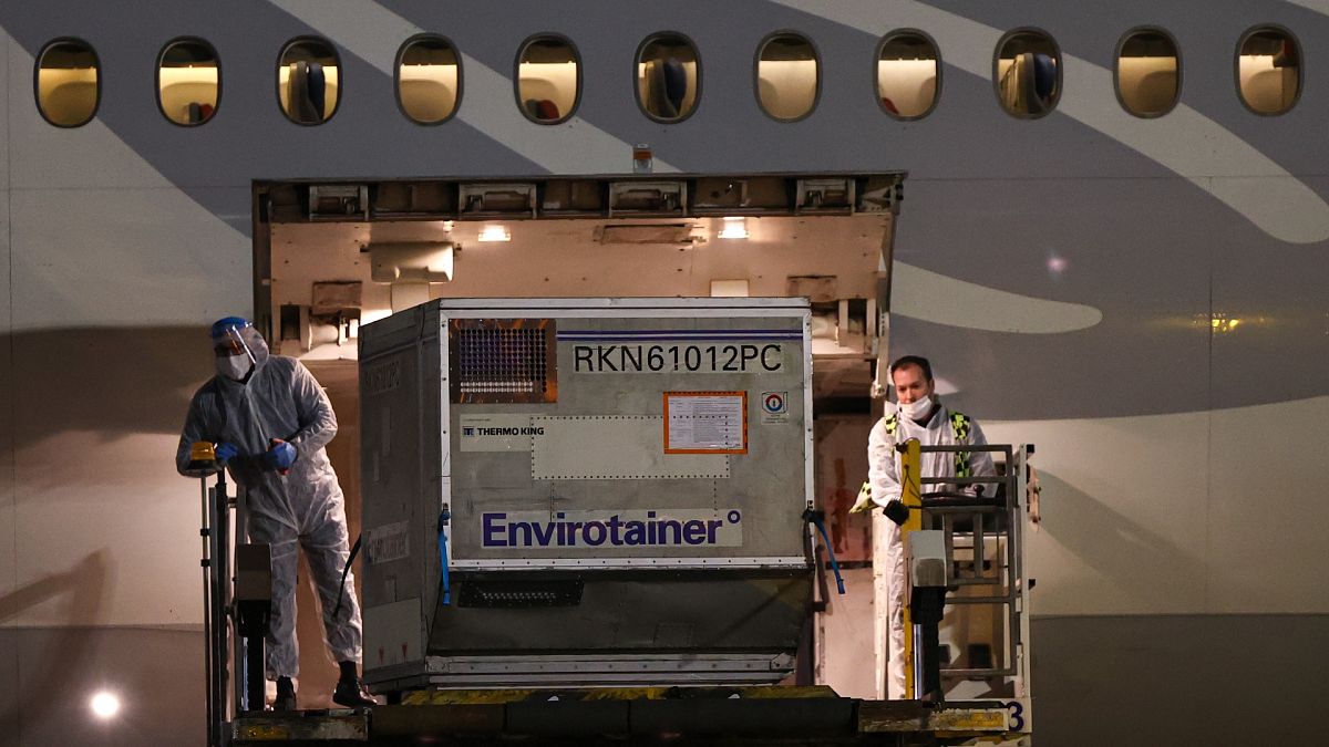 Çin'den sipariş edilen Covid-19 aşılarının ikinci partisini taşıyan uçak Türkiye'de