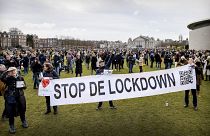 Amsterdam'da Covid-19 önlemleri protesto edildi