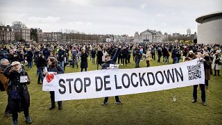 Amsterdam'da Covid-19 önlemleri protesto edildi