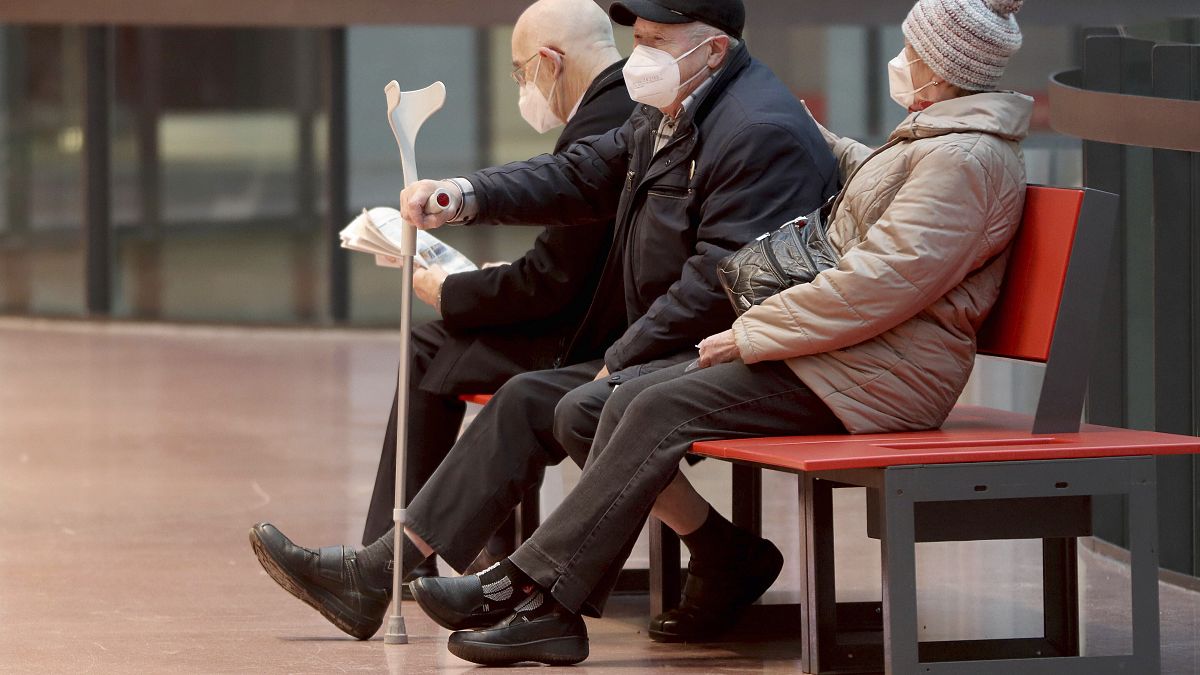 Des personnes portant des masques de protection FFP2 dans un centre commercial à Vienne, en Autriche, le 25 janvier 2021