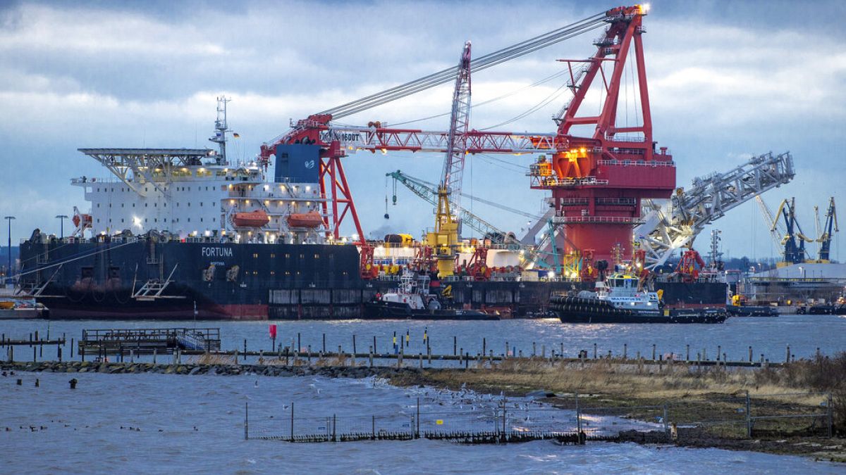 Schlepper bringen das russische Verlegeschiff "Fortuna" im Hafen von Wismar in Position, 14.01.2021