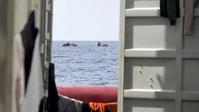 La Ocean Viking ha attraccato ad Augusta: test anti Covid per le 373 persone a bordo