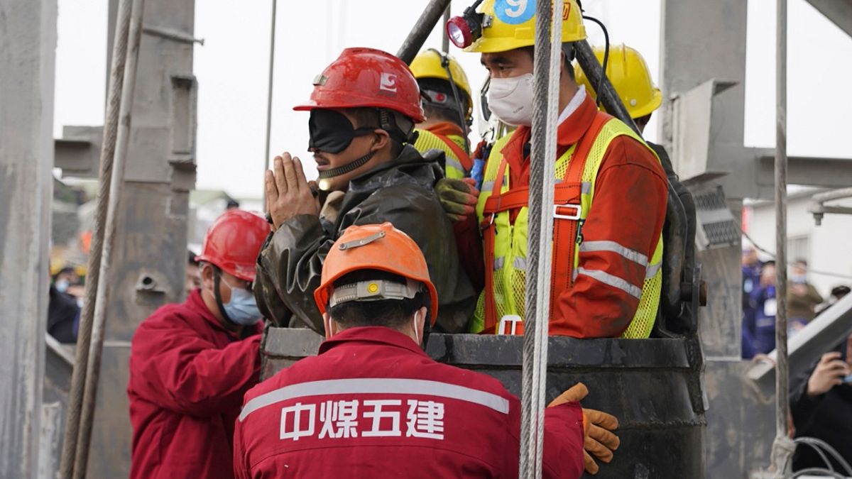Çin'de 2 hafta sonra madenden kurtarılan bir işçi. İşçinin gölzeri sağlık gerekçeleri nedeniyle kapalı.