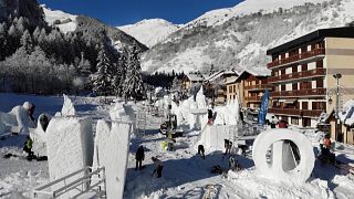 Des sculptures de neige ornent Valloire dans les Alpes