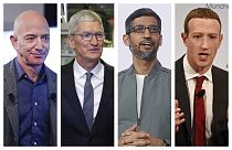 Jeff Bezos, Tim Cook, Sundar Pichai és Mark Zuckerberg, az Amazon, az Apple, a Google és a Facebook vezérigazgatói. Csak Pichai nem dollármilliárdos közülük