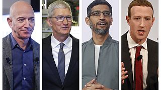 Jeff Bezos, Tim Cook, Sundar Pichai és Mark Zuckerberg, az Amazon, az Apple, a Google és a Facebook vezérigazgatói. Csak Pichai nem dollármilliárdos közülük