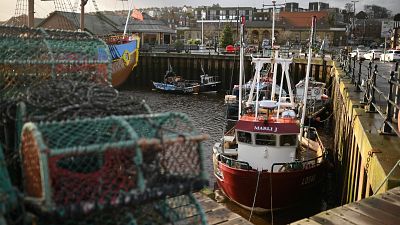 Fischerboote im Hafen von Whitby im Nordosten Englands