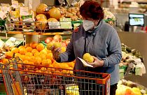 Una donna indossa una Ffp2 al supermercato, Vienna