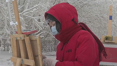 Une femme peint par -60 degrés en Sibérie