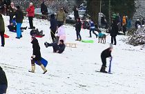 Britânicos aproveitam neve para relaxarem ao ar livre