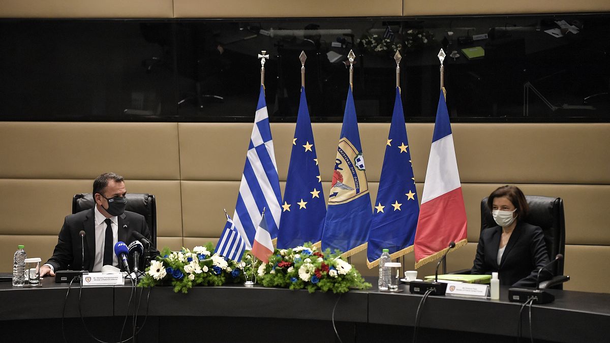 وزيرة الدفاع الفرنسية فلورنس بارلية ونظيرها اليوناني نيكوس باناجيوتوبولوس في أثينا.