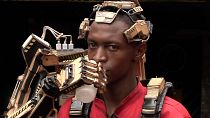 شاهد: مخترعان كينيان ينجحان في صناعة ذراع اصطناعيًة من الخشب يتم تشغيلها بواسطة إشارات الدماغ