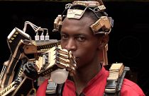 Kenyalı iki genç beyin sinyalleri ile çalışan robotik kol geliştirdi