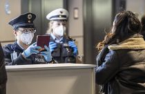 عمليات تدقيق لجوازات السفر في مطار فرانكفورت