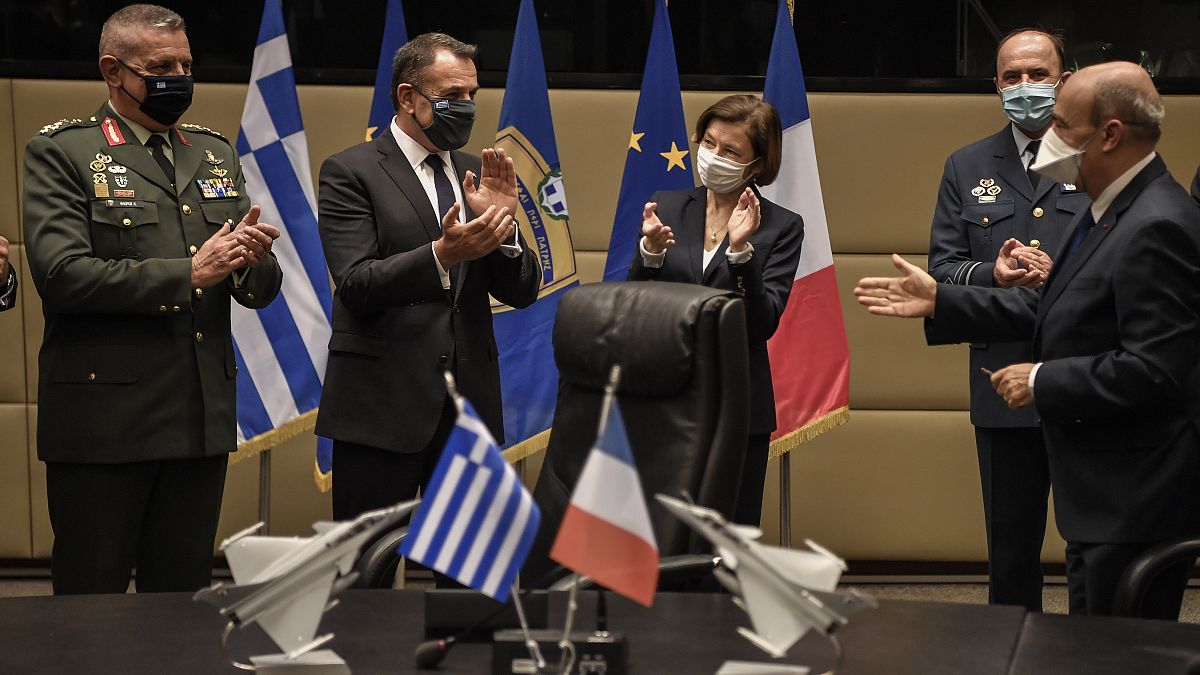 La ministra de Defensa francesa, Florence Parly y su homólogo griego, Nikos Panagiotopoulos aplauden tras la firma del acuerdo  en Atenas, el 25 de enero de 2021. 