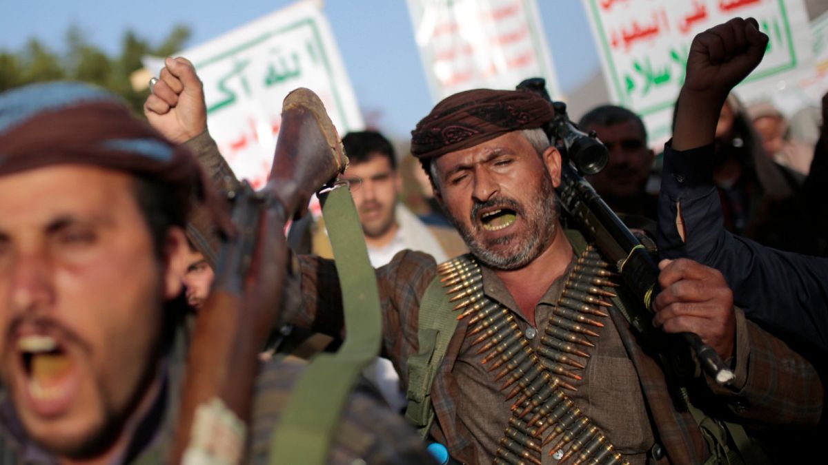 تظاهرة مسلحة حاشدة في صنعاء تنديدا بتصنيف الحوثيين منظمة إرهابية