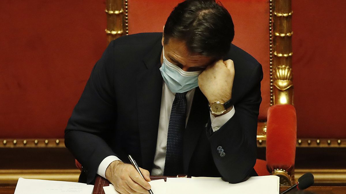 El primer ministro italiano, Giuseppe Conte, asiste a un debate en el Senado antes de un voto de confianza, en Roma, el martes 19 de enero de 2021.