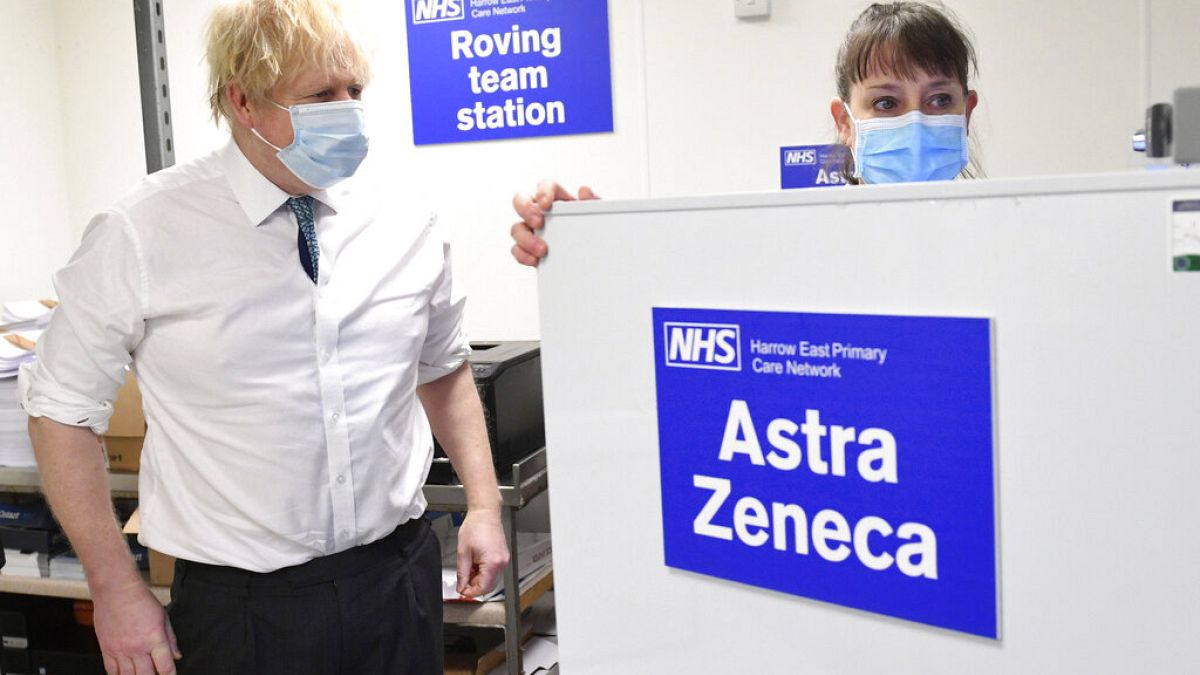 Dem britischen Premierminister Boris Johnson wird gezeigt, wie der Versand des Coronavirus-Impfstoffs von Astrazeneca an Kliniken erfolgt, 25.01.2021