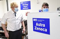 Dem britischen Premierminister Boris Johnson wird gezeigt, wie der Versand des Coronavirus-Impfstoffs von Astrazeneca an Kliniken erfolgt, 25.01.2021
