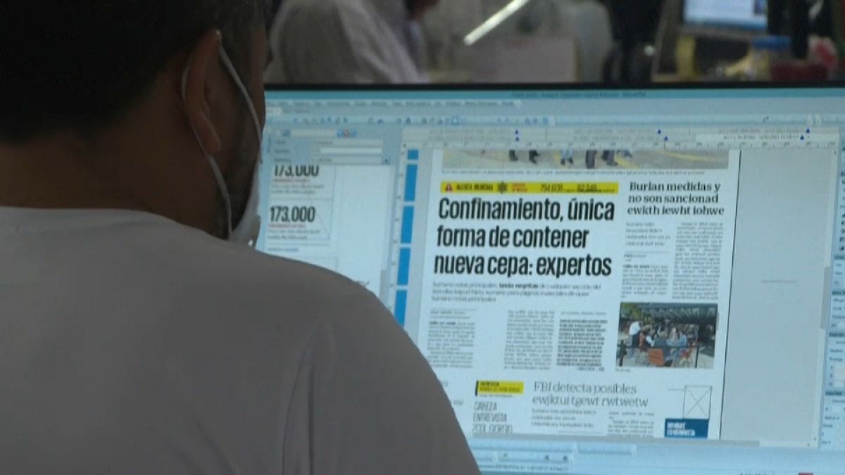 Un periodista del diario mexicano El Universal trabajando