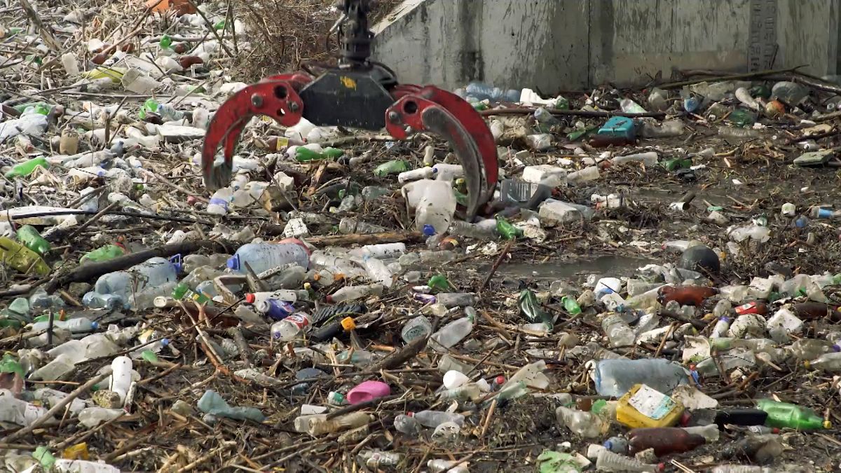 Bulgaristan’daki İskar Nehri’nden 600 bin tona yakın çöp çıkartıldı