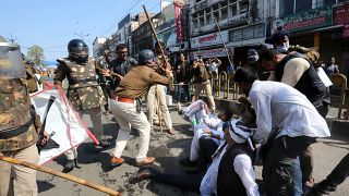 Rendőrök botokkal ütik a tüntetőket Bhopálban