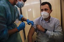 In Italia, dopo dieci settimane di sorveglianza e oltre 1.700 campioni analizzati, non è ancora stato isolato nessun tipo di influenza
