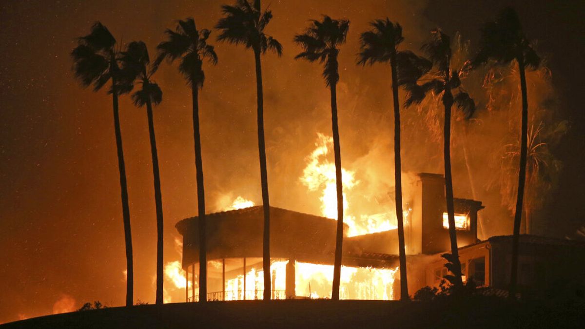 Kaliforniya'nın ünlü Malibu semtinde yanan bir ev. (2018)